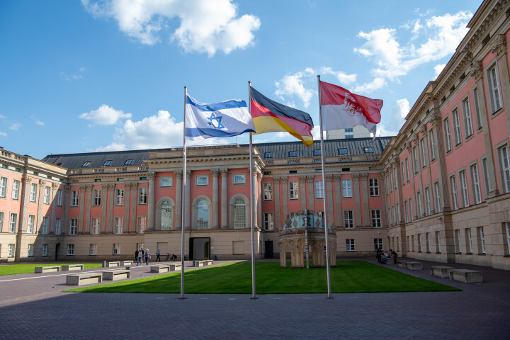 Flaggen im Innenhof des Landtages, (v. l. n. r.) Israelflagge, Deutschlandflagge und Brandenburgflagge
