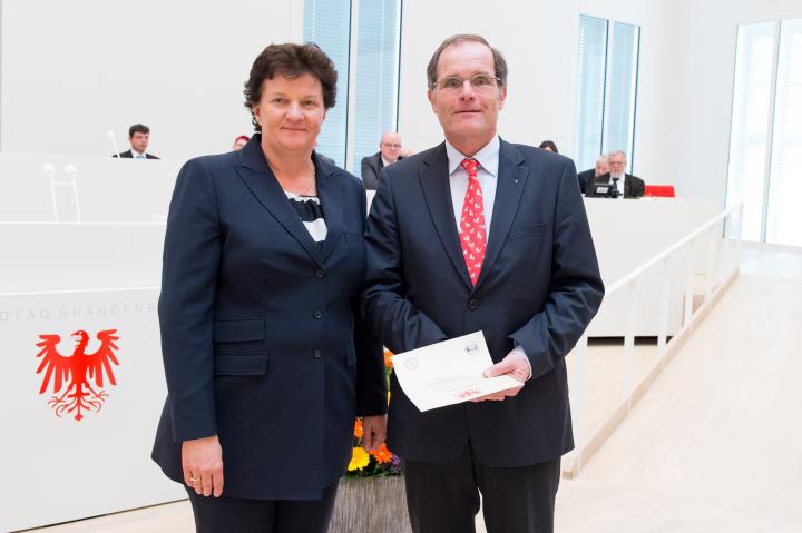 Dr. Michael Schöne, Medaillenempfänger auf Vorschlag der Präsidentin, mit Britta Stark