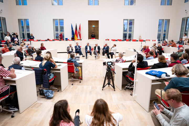 Talk mit den Fraktionsvorsitzenden Dr. Hans-Christoph Berndt (AfD, 1. v. l.), Steeven Bretz (CDU, 2. v. l.), Björn Lüttmann (SPD, 3. v. l.), Niels-Olaf Lüders (BSW, 5. v. l.) und dem Sprecher der Gruppe WfB André von Ossowski (4. v. l.), moderiert vom Vorsitzenden der Landespressekonferenz Benjamin Lassiwe (1. v. r.).