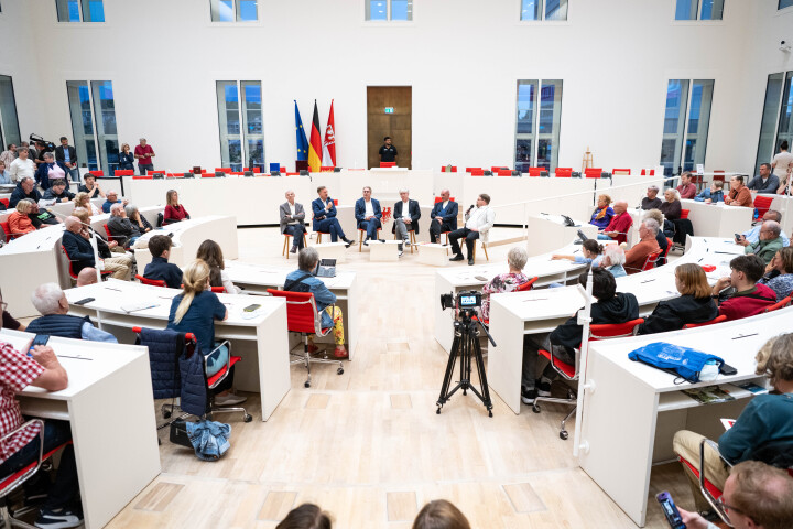 Talk mit den Fraktionsvorsitzenden Dr. Hans-Christoph Berndt (AfD, 1. v. l.), Steeven Bretz (CDU, 2. v. l.), Björn Lüttmann (SPD, 3. v. l.), Niels-Olaf Lüders (BSW, 5. v. l.) und dem Sprecher der Gruppe WfB André von Ossowski (4. v. l.), moderiert vom Vorsitzenden der Landespressekonferenz Benjamin Lassiwe (1. v. r.).