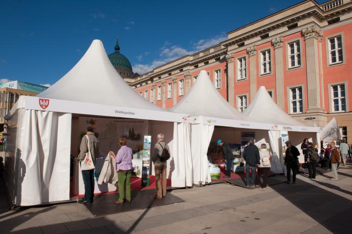 Stände der polnischen Partnerregionen auf dem Festgelände.