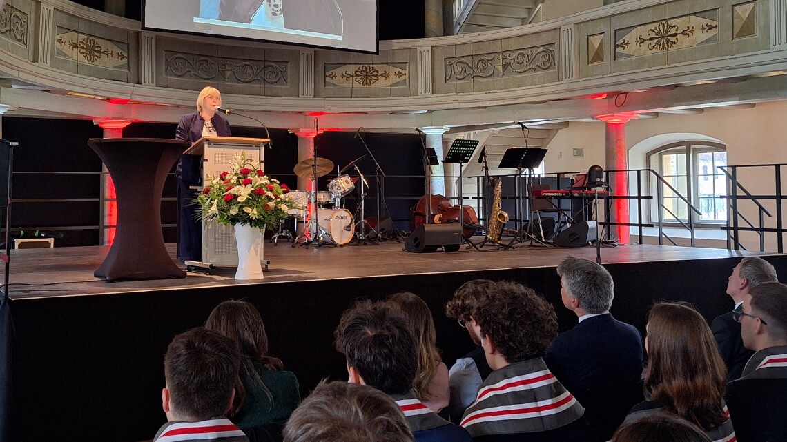 Landtagspräsidentin Prof. Dr. Liedtke sprach in Neuruppin vor den Erstsemester-Studierenden der Fachrichtungen Medizin und Psychologie an der MHB und Mitgliedern der Hochschulleitung.