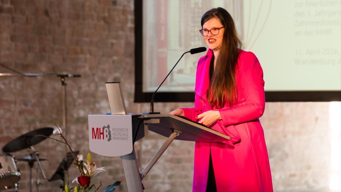 Landtagsvizepräsidentin Dr. Jouleen Gruhn spricht ein Grußwort bei der Immatrikulationsfeier in Brandenburg an der Havel.