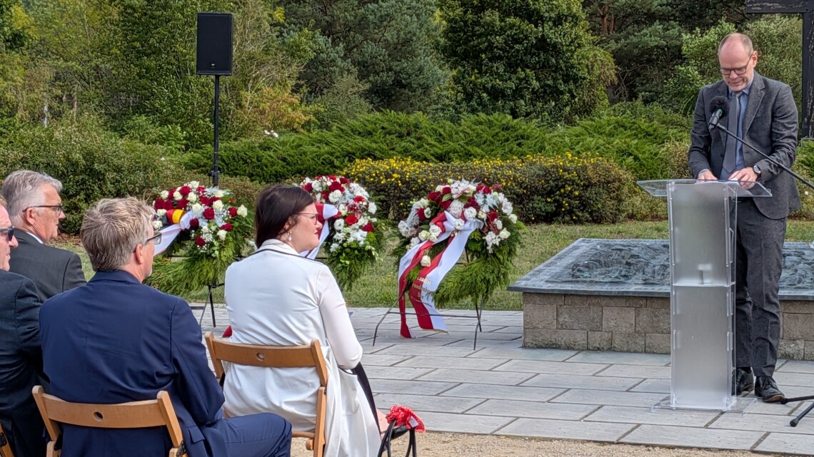 Vizepräsidentin Dr. Jouleen Gruhn (m.) bei der Gedenkveranstaltung in Sachsenhausen während der Rede von Axel Drecoll (r.), Direktor der Stiftung Brandenburgische Gedenkstätten.“ 