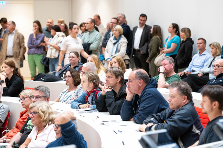 Blick in den Plenarsaal während des Talks mit den Fraktionsvorsitzenden und dem Sprecher der Gruppe.