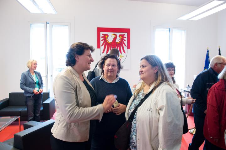 Landtagspräsidentin Britta Stark (l.) im Gespräch mit Gästen in ihrem Büro.