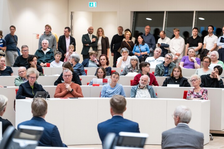Blick in den Plenarsaal während des Talks mit den Fraktionsvorsitzenden und dem Sprecher der Gruppe.