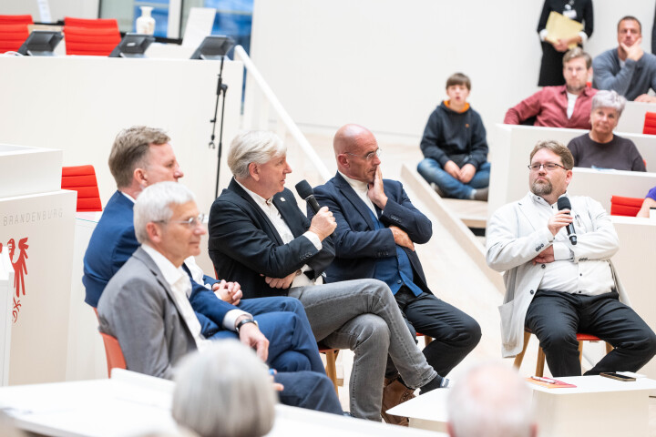 Talk mit den Fraktionsvorsitzenden Dr. Hans-Christoph Berndt (AfD, 1. v. l.), Steeven Bretz (CDU, 2. v. l.), Björn Lüttmann (SPD, 3. v. l.), Niels-Olaf Lüders (BSW, 5. v. l.) und dem Sprecher der Gruppe WfB André von Ossowski (4. v. l.), moderiert vom Vorsitzenden der Landespressekonferenz Benjamin Lassiwe (1. v. r.).