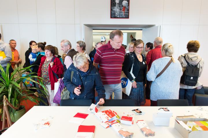 Besucher im Büro der Landtagspräsidentin.