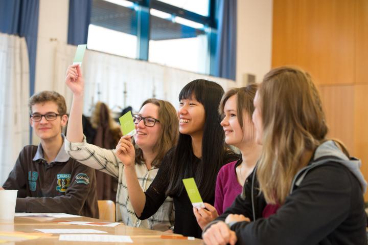 Schülerinnen und Schüler bei der Abstimmung am Ende der Veranstaltung