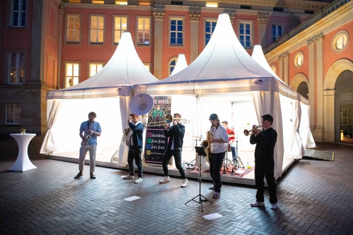 Musikalische Begleitung des parlamentarischen Abend durch die Band Duke Brass