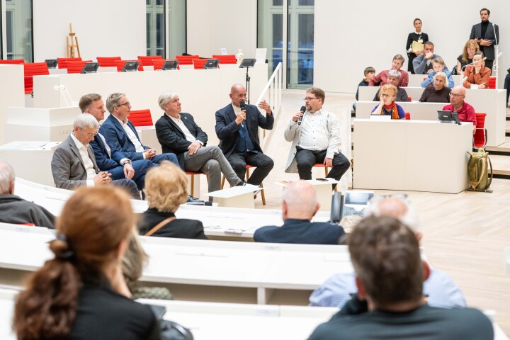 Talk mit den Fraktionsvorsitzenden Dr. Hans-Christoph Berndt (AfD, 1. v. l.), Steeven Bretz (CDU, 2. v. l.), Björn Lüttmann (SPD, 3. v. l.), Niels-Olaf Lüders (BSW, 5. v. l.) und dem Sprecher der Gruppe WfB André von Ossowski (4. v. l.), moderiert vom Vorsitzenden der Landespressekonferenz Benjamin Lassiwe (1. v. r.).