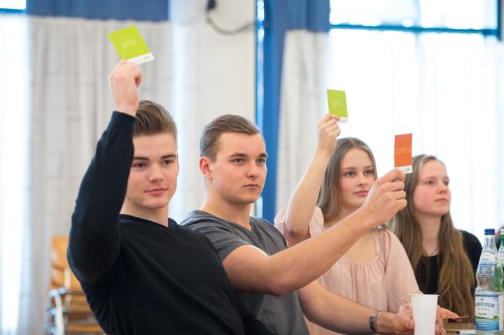 Schülerinnen und Schüler bei der Abstimmung am Ende der Veranstaltung