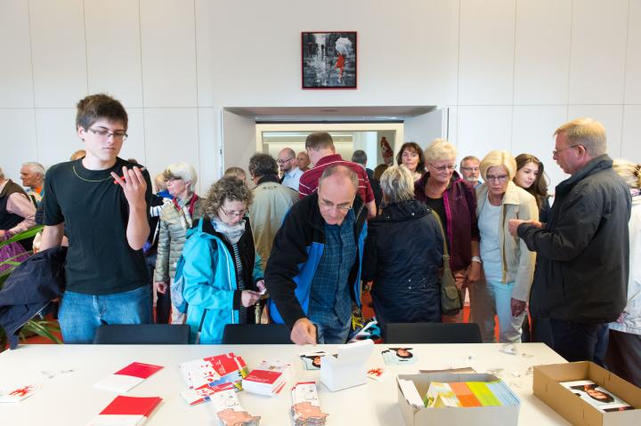 Besucher im Büro der Landtagspräsidentin.