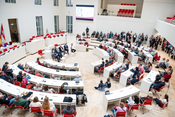 Blick in den Plenarsaal während des Talks mit den Fraktionsvorsitzenden und dem Sprecher der Gruppe.