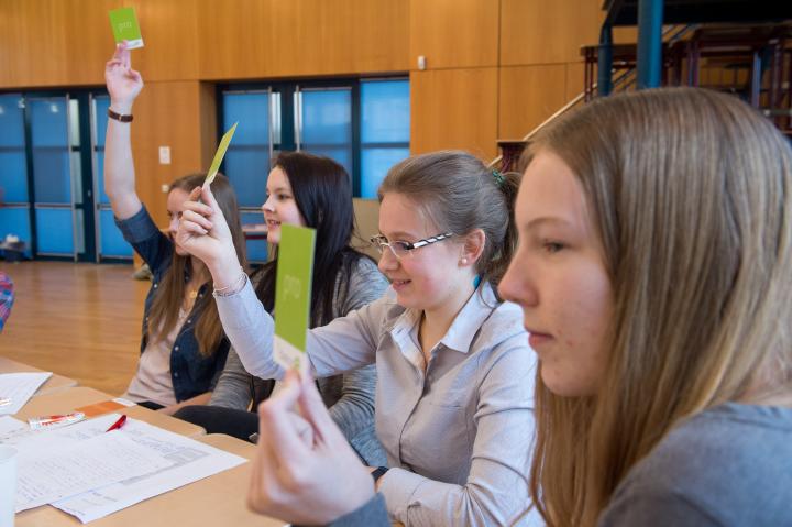 Schülerinnen und Schüler bei der Abstimmung am Ende der Veranstaltung