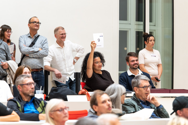 Auktion von Gastgeschenken des Landtages zugunsten des ASB-Wünschewagens