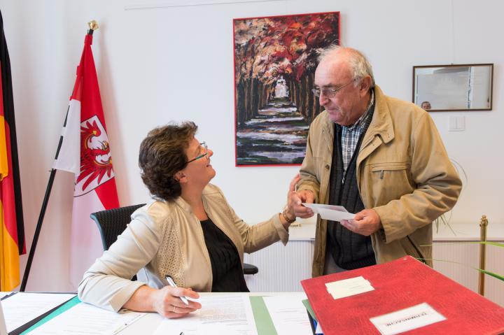 Landtagspräsidentin Britta Stark gibt Autogramme.