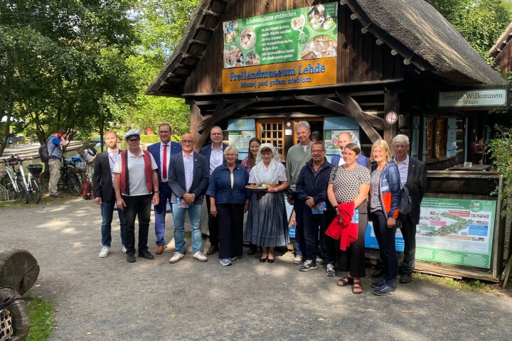 Die Delegation aus Ostbelgien besucht das Freilandmuseum Lehde.