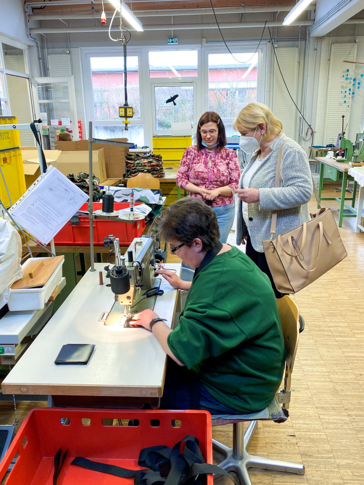 Landtagspräsidentin Prof. Dr. Ulrike Liedtke (m.) mit Kathrin Ilsemann (hinten), Gruppenleiterin der Näherei, und Susanne Barnebeck (vorne), Beschäftigte in der Stephanus-Werkstatt, während der Besichtigung