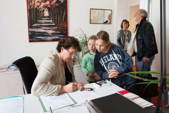 Landtagspräsidentin Britta Stark gibt Autogramme.
