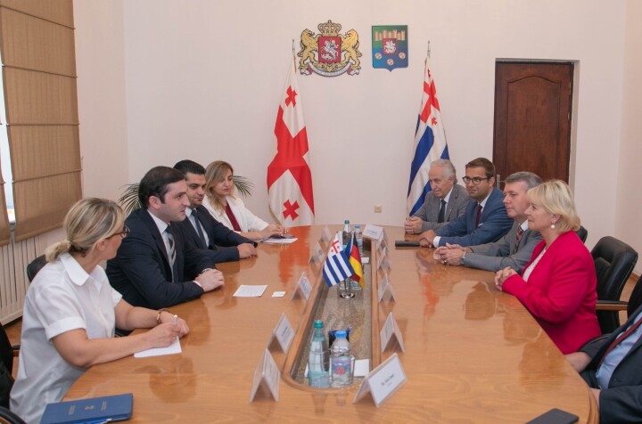 Treffen mit dem Regierungsvorsitzenden der Autonomen Republik Adscharien Tornike Rijvadze (linke Seite 2. v. l.)  und dem Minister für Finanzen und Wirtschaft der Autonomen Republik Ascharien Jaba Putkaradze (linke Seite 3. v. l.)