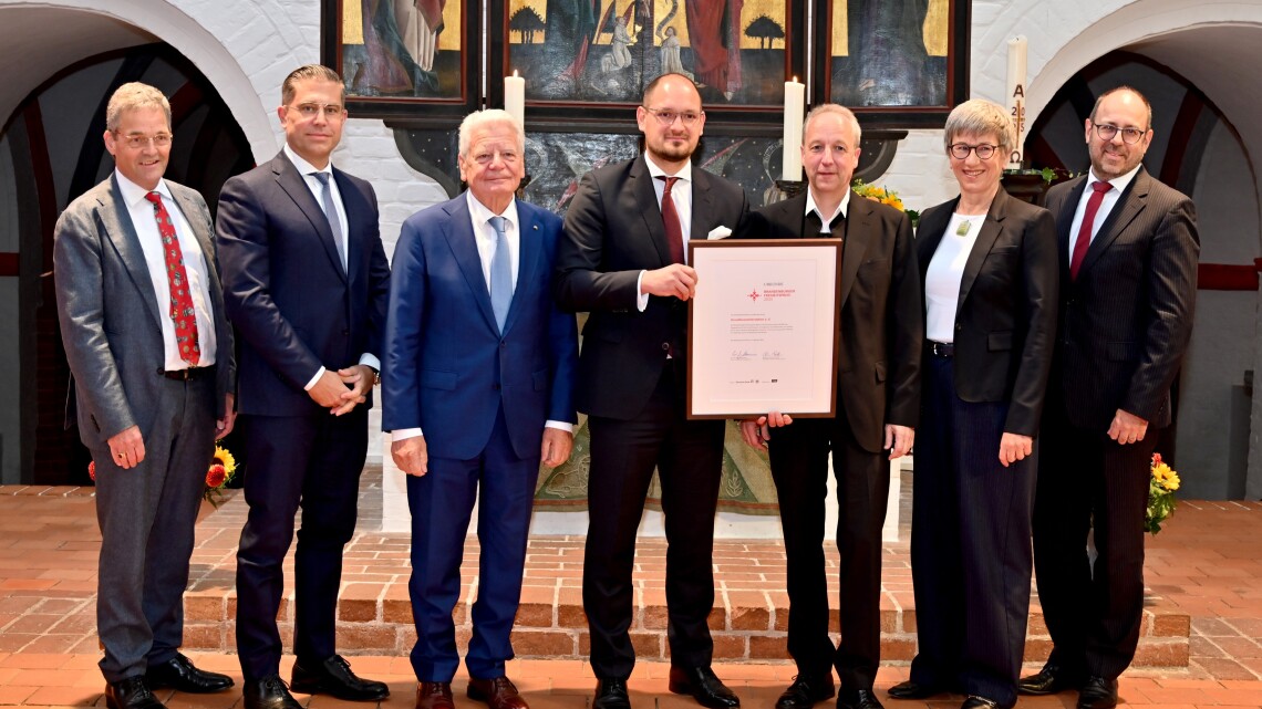 V. l. n. r.: Dr. Cord-Georg Hasselmann (Kurator und Vorstandsvorsitzender Domstift Brandenburg), Mathias Miedreich (Vorstandsvorsitzender der ZF Group), Joachim Gauck, Bundespräsident a.D., Dr. Lukas Schlegel (Vorstandsmitglied GrundGesetzVerstehen e.V.), Bischof Dr. Christian Stäblein (Domdechant und Juryvorsitzender), Kathrin Schneider (Ministerin und Chefin der Staatskanzlei des Landes Brandenburg), Christian Tertel (Deutsche Bank AG, Marktgebietsleiter Potsdam)