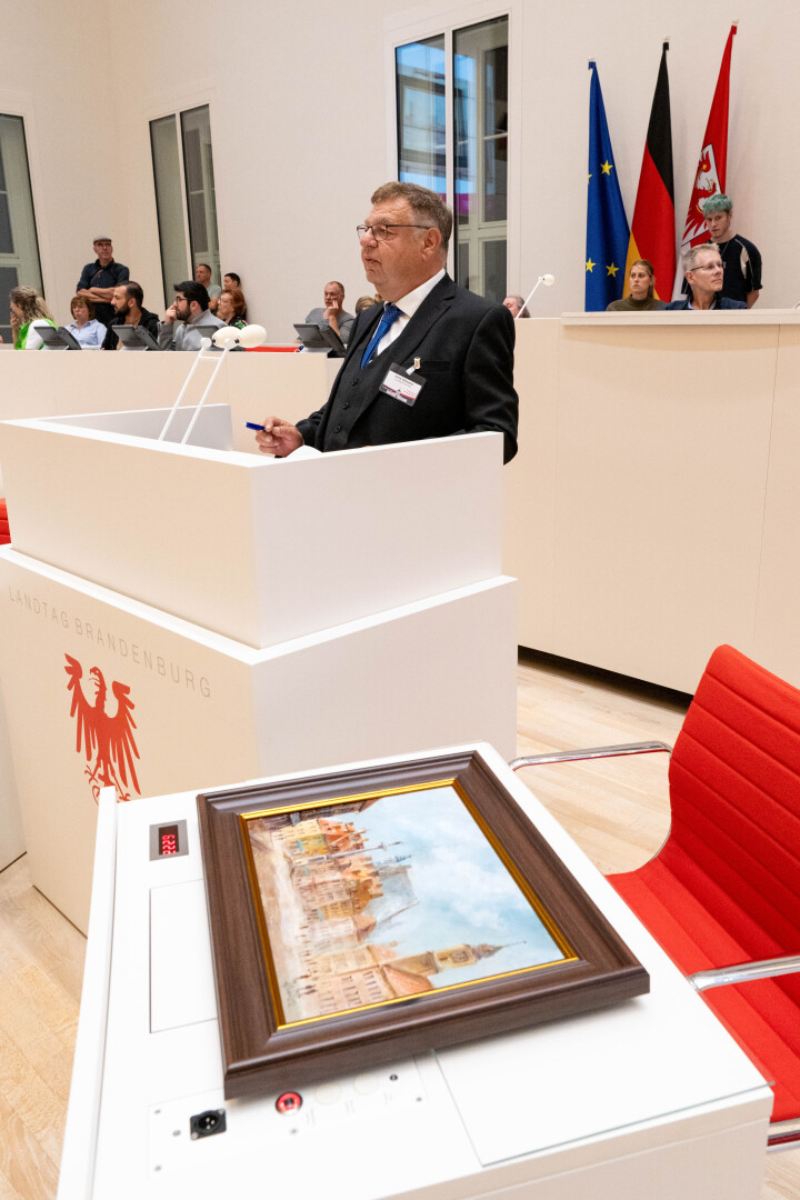 Auktion von Gastgeschenken des Landtages zugunsten des ASB-Wünschewagens