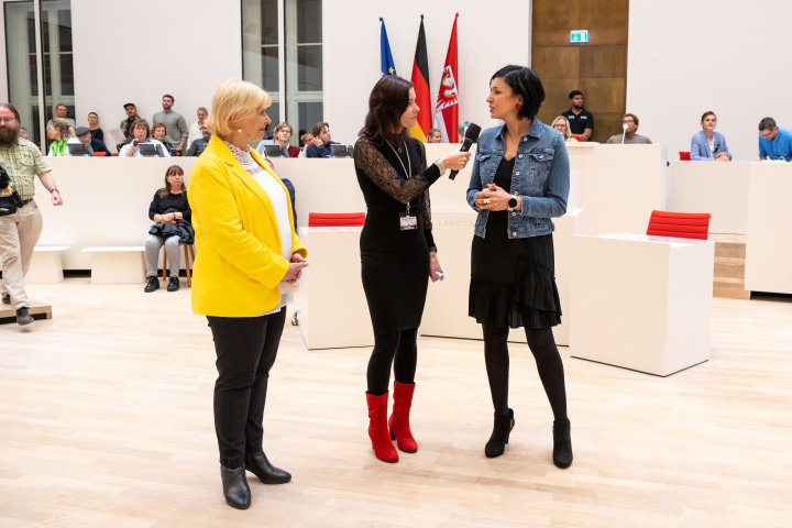 Late-Night-Talk mit der Landtagspräsidentin Prof. Dr. Ulrike Liedtke (l.) und der Potsdamer Oberbürgermeisterin Noosha Aubel (r.)