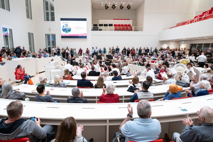 Konzert des Landespolizeiorchesters Brandenburg zum Abschluss im Plenarsaal.