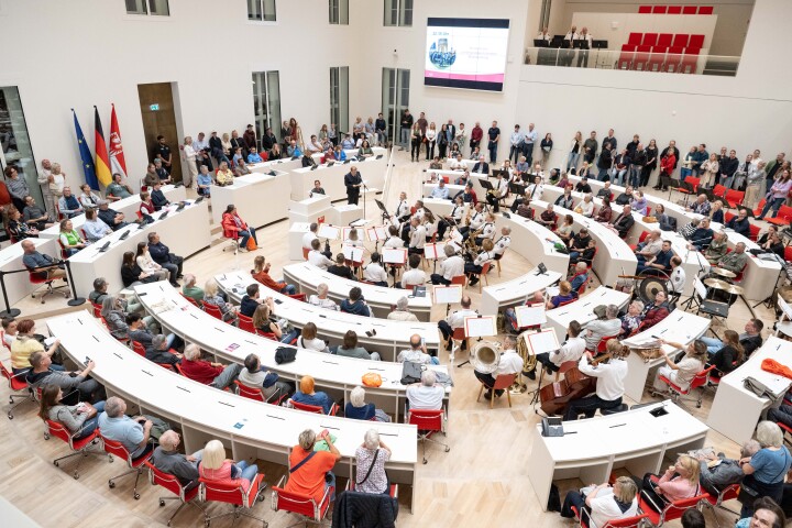 Konzert des Landespolizeiorchesters Brandenburg zum Abschluss im Plenarsaal.