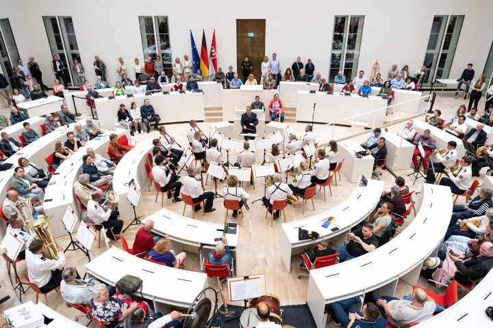 Konzert des Landespolizeiorchesters Brandenburg zum Abschluss im Plenarsaal.