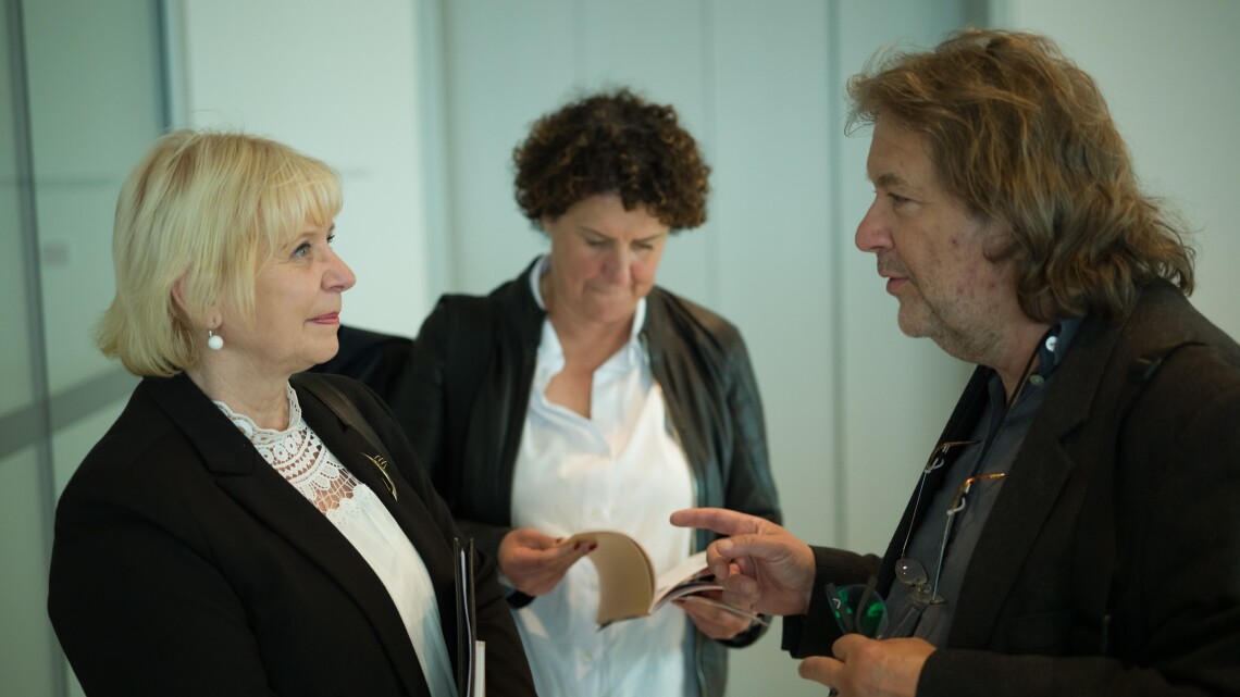 Landtagspräsidentin Prof. Dr. Ulrike Liedtke (l.) im Gespräch mit dem Begründer der Intersonanzen Michel Schenk (r.)
