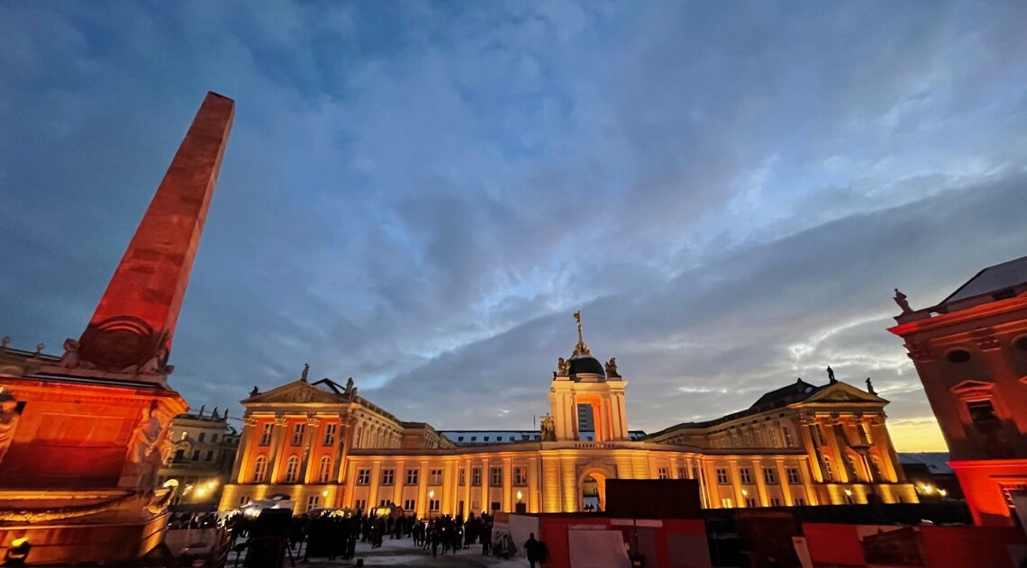 Der Landtag Brandenburg angestrahlt bei der Veranstaltung „Unterwegs im Licht 2024“ am 20.01.2024.