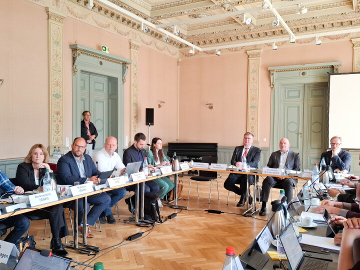 Blick in den Sitzungsraum