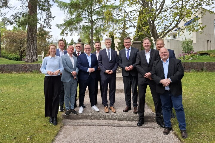 Gruppenfoto der Delegation mit dem Gesandten Christoph Peleikis (5. v. r.) im Garten der Deutschen Botschaft Helsinki