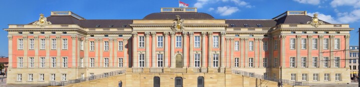 Frontalansicht des Landtagsgebäudes am Alten Markt