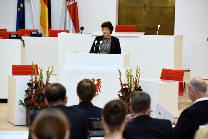 Landtagspräsidentin Britta Stark während ihrer Ansprache