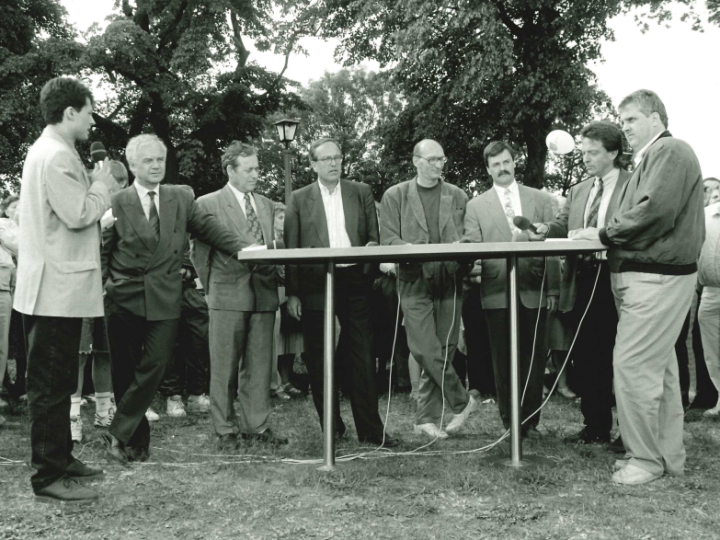 Talkshow des ORB zur Verfassung in Königs Wusterhausen am 10. Juni 1992 (v. l. n. r.): Manfred Stolpe (MdL, Ministerpräsident), Prof. Dr. Lothar Bisky (MdL, Fraktionsvorsitzender Fraktion PDS-LL), Ulf Fink (CDU-Landesvorsitzender), Rolf Wettstädt (MdL, Fraktion BÜNDNIS 90/DIE GRÜNEN), Rainer Siebert (MdL, FDP-Fraktion), Dr. Peter-Michael Diestel (MdL, CDU-Fraktion), Heinz Vietze (MdL, stellv. Fraktionsvorsitzender Fraktion PDS-LL)