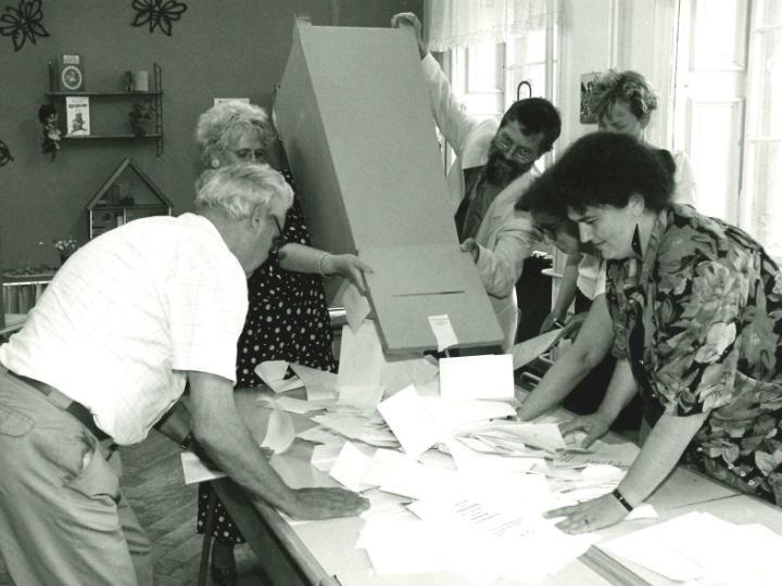 Stimmenauszählung zum Volksentscheid in Potsdam, 14. Juni 1992