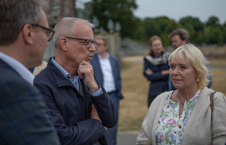 Landtagspräsidentin Prof. Dr. Ulrike Liedtke (r.) im Gespräch mit dem Generaldirektor der Stiftung Preußische Schlösser und Gärten Christoph Martin Vogtherr (l.)