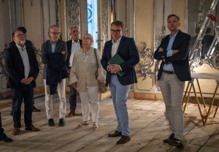 Landtagspräsidentin Prof. Dr. Ulrike Liedtke und weitere Landtagsabgeordnete beim Rundgang durchs Neue Palais im Park Sanssouci 