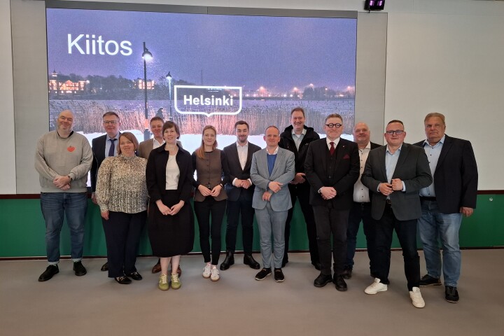 Gruppenfoto der Delegation mit Beschäftigten der Stadt Helsinki