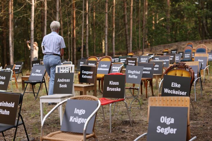 Mindestens 140 Menschen starben bis zum Fall der Mauer 1989 an den Grenzanlagen. Bei der Veranstaltung symbolisierten 140 leere Stühle, dass diese Menschen fehlen und bis heute Lücken hinterlassen.