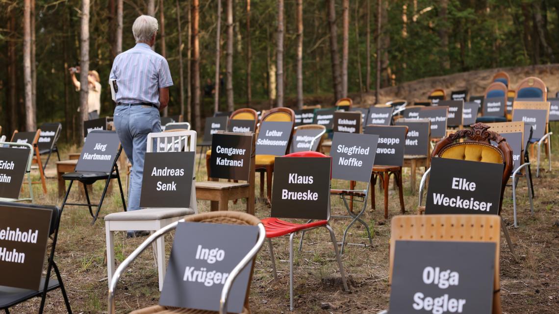 Mindestens 140 Menschen starben bis zum Fall der Mauer 1989 an den Grenzanlagen. Bei der Veranstaltung symbolisierten 140 leere Stühle, dass diese Menschen fehlen und bis heute Lücken hinterlassen.