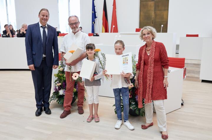 Preisträgerinnen und Betreuungslehrer der Carl-Antwandter-Grundschule Calau