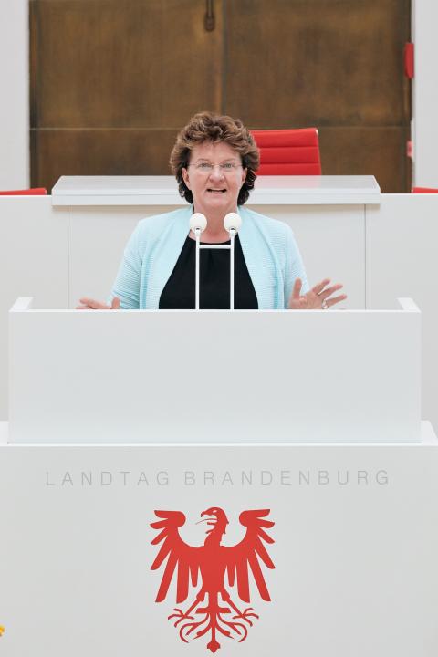 Landtagspräsidentin Britta Stark begrüßt zur Preisverleihung im Landtag