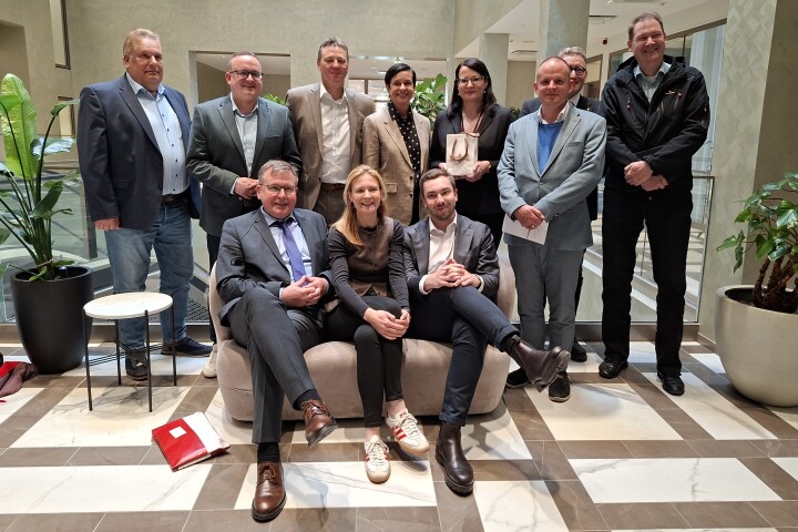 Gruppenfoto der Delegation mit Beschäftigten von DigiFinland Oy
