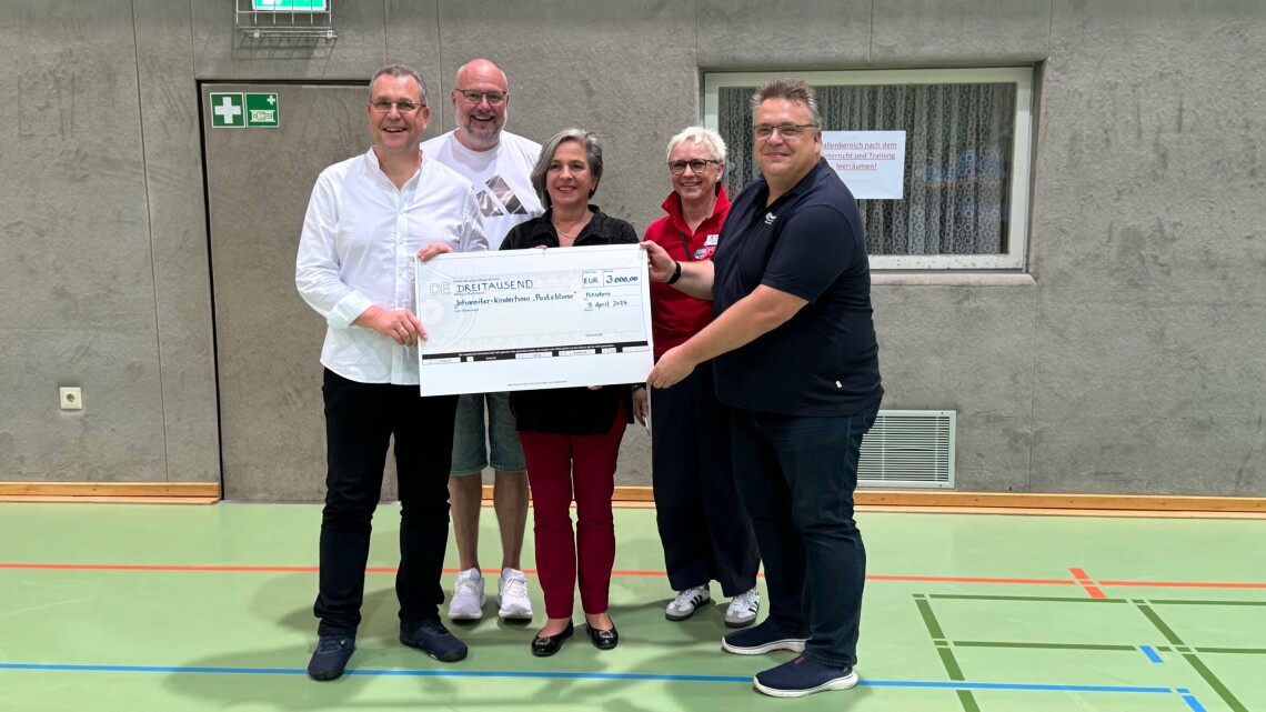 v. l. n. r.: Minister Rainer Genilke; Sven Fischer, Turnierleiter (SV Landtag Brandenburg 01); Vizepräsidentin Barbara Richstein; Kathrin Verzino, Leiterin Spendenbetreuung der Johanniter; Andreas Berg-Winkler, Johanniter-Regionalvorstand Südbrandenburg.