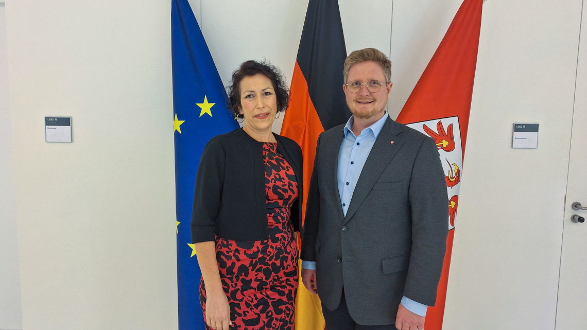 Die Abgeordneten Kristy Augustin (l.) und Sebastian Rüter (r.).